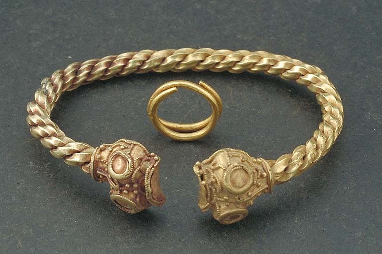 1280px-Armring_av_guld_med_djurhuvudformade_ändar,_vikingatid,_800_-_1099_i_Östergötland,_Sverige